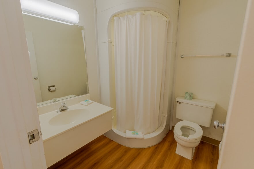 More Photos Of 1309 S Ohlman St, Mitchell Hotel For Sale