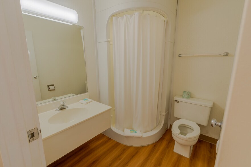 More Photos Of 1309 S Ohlman St, Mitchell Hotel For Sale