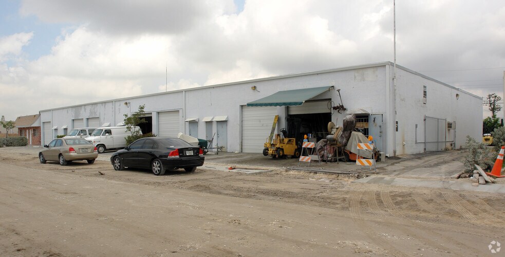 More Photos Of 825 NE 42nd St, Deerfield Beach Warehouse For Lease