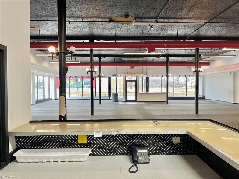 More Photos Of 641 Lincoln Way W, Massillon Showroom For Lease