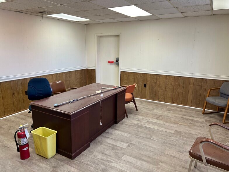 More Photos Of 647 Main St, Thomson Flex For Sale