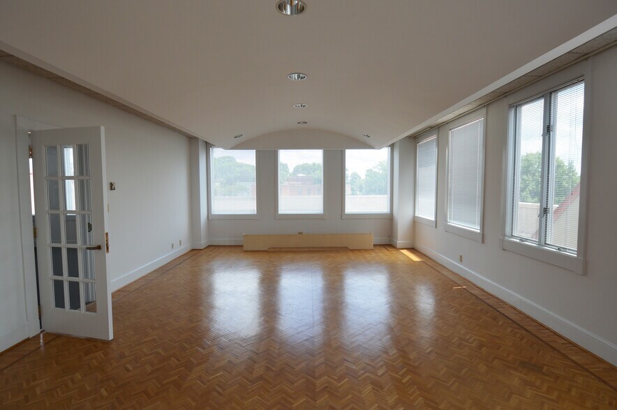 More Photos Of 119 Brookstown Ave, Winston-Salem Office For Lease