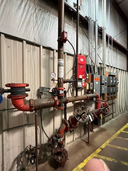 More Photos Of 3705 Manchester Dr, Elkhart Warehouse For Lease