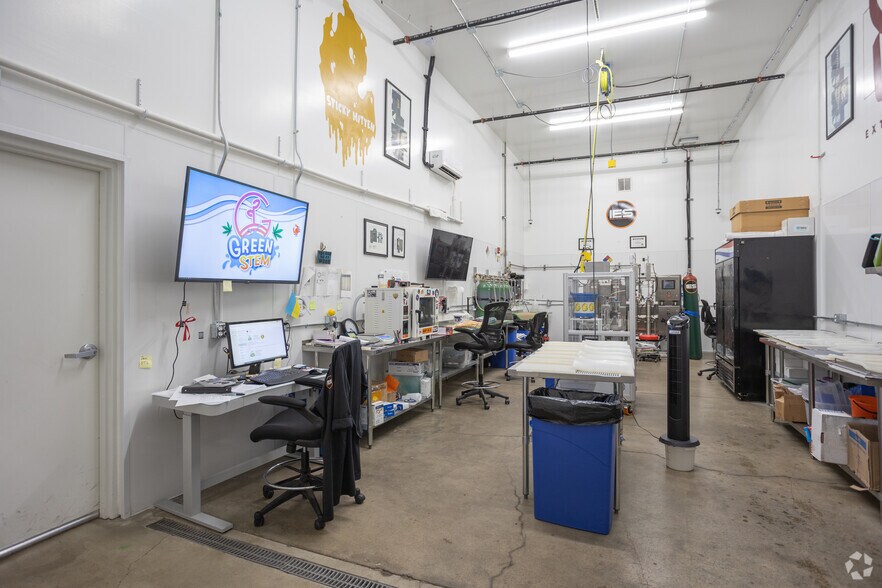 More Photos Of 901 Wayne St, Niles Warehouse For Lease