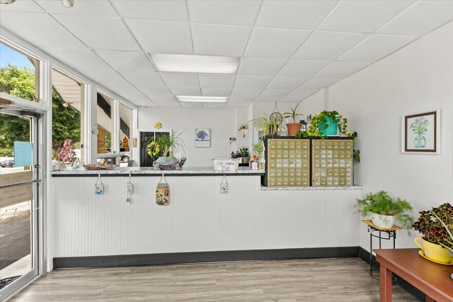 More Photos Of 15589 Lee Hwy, Bristol Apartments For Sale