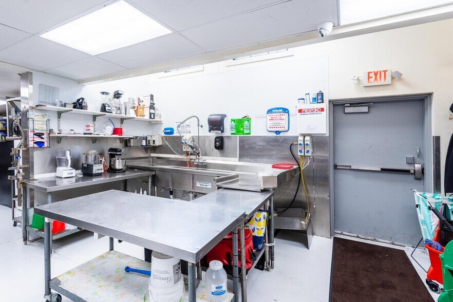 More Photos Of 117 Pine St, Pinedale Restaurant For Sale