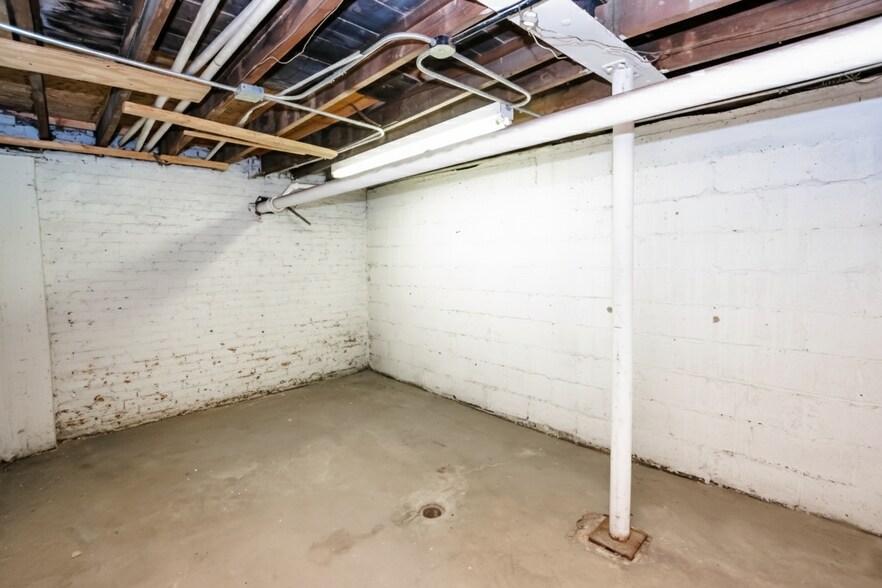 More Photos Of 1928 W Montrose Ave, Chicago Apartments For Lease