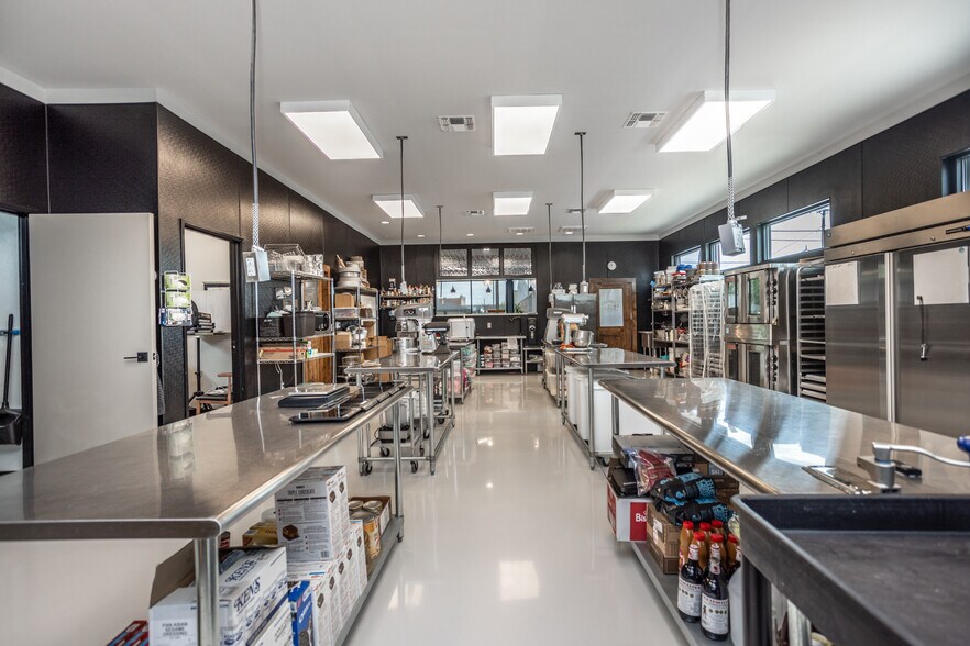 More Photos Of 211 N Weaver St, Gainesville Flex For Sale