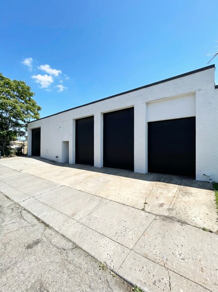More Photos Of 306 Market St, Hartford Industrial For Lease