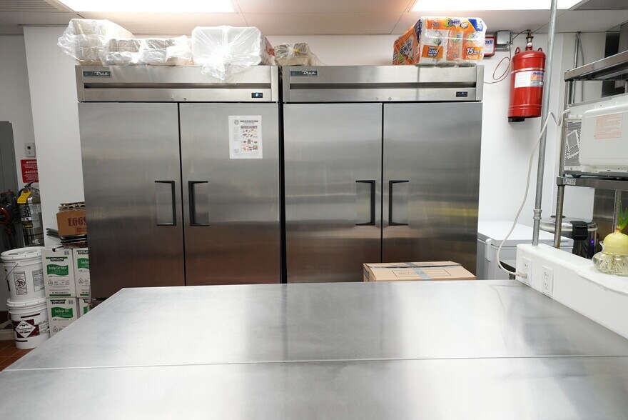 More Photos Of 650 Iwilei Rd, Honolulu Flex For Lease