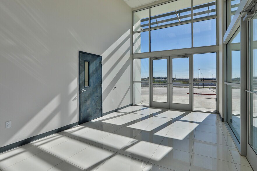 More Photos Of 1017 Northway Ln, Laredo Distribution For Lease