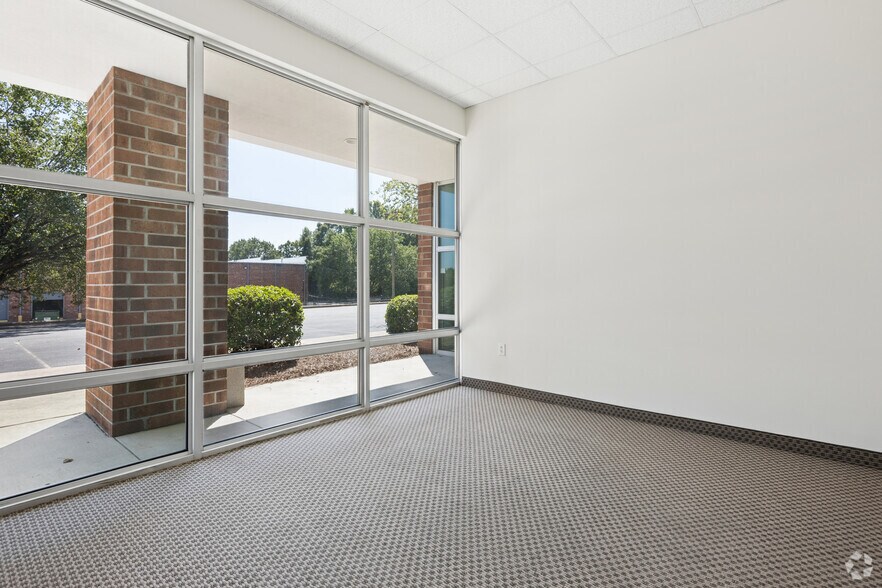 More Photos Of 6348 Burnt Poplar Rd, Greensboro Warehouse For Lease