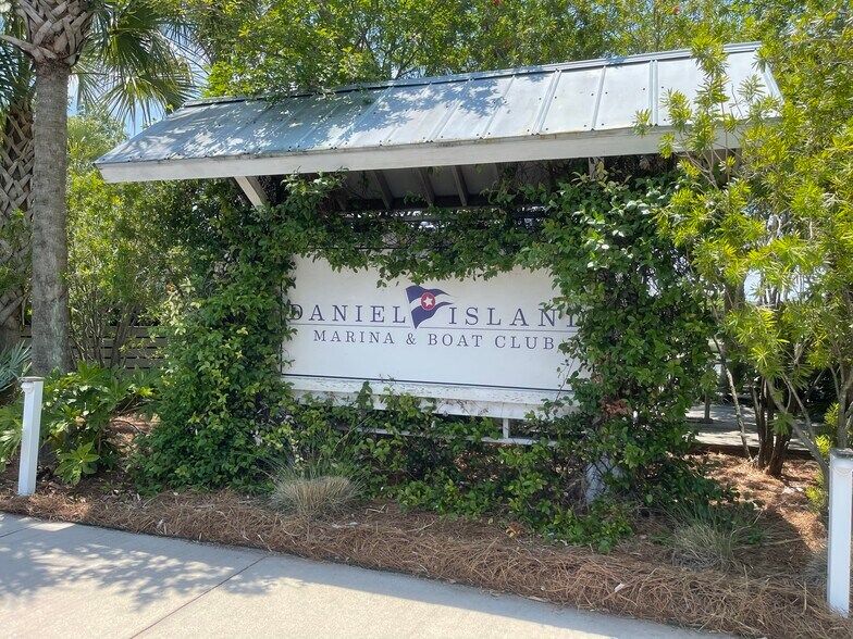More Photos Of 670 Marina Dr, Charleston Office For Lease
