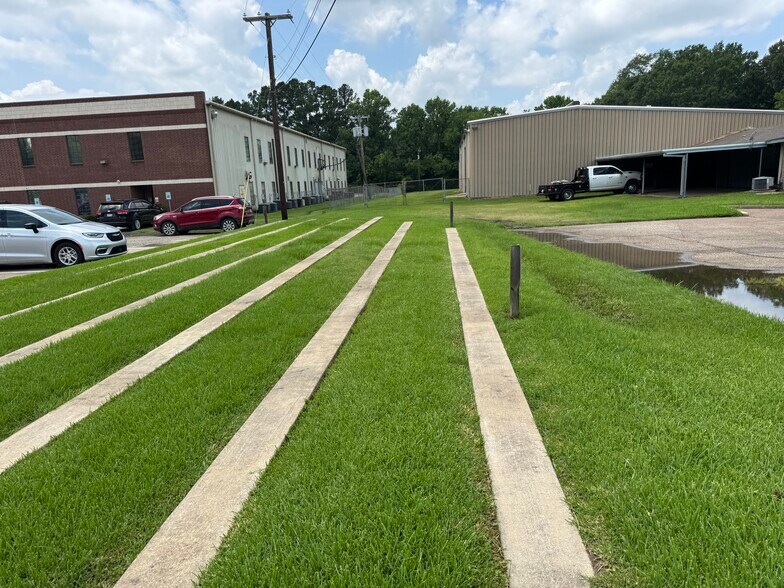 More Photos Of 1208 S Chestnut St, Lufkin Showroom For Sale