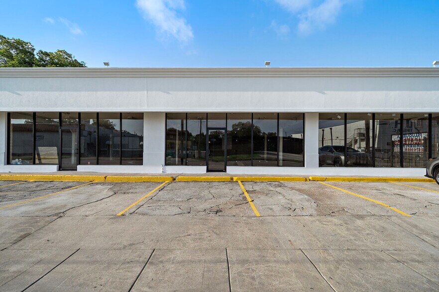 More Photos Of 6930 Lyons Ave, Houston Storefront Retail Office For Sale