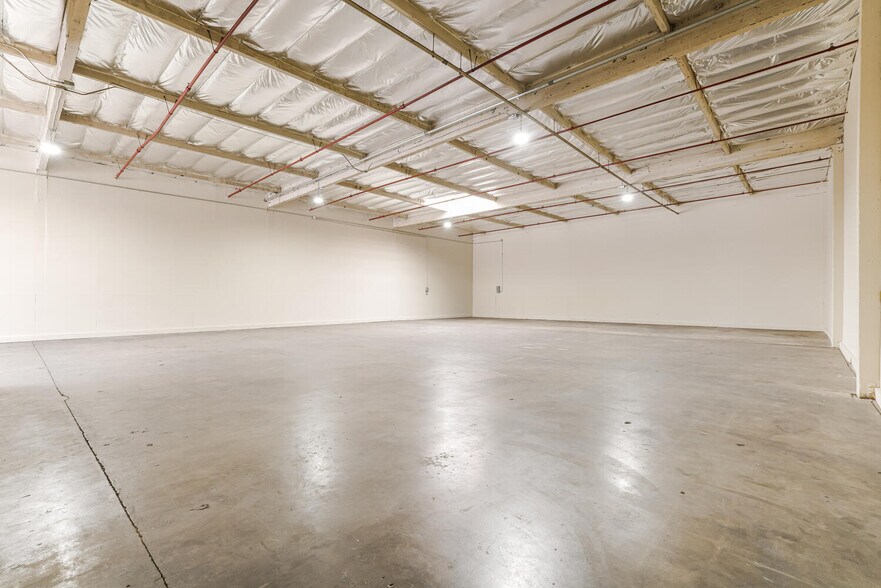 More Photos Of 12701 Van Nuys Blvd, Pacoima Warehouse For Lease