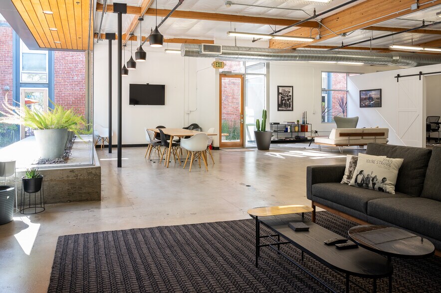 More Photos Of 435-441 E 4th St, Long Beach Storefront Retail Office For Lease