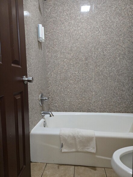 More Photos Of 2122 S Ok-74 Hwy, Purcell Hotel For Sale