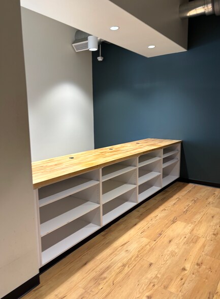 More Photos Of 2508-2518 S Cedar St, Lansing Storefront For Lease