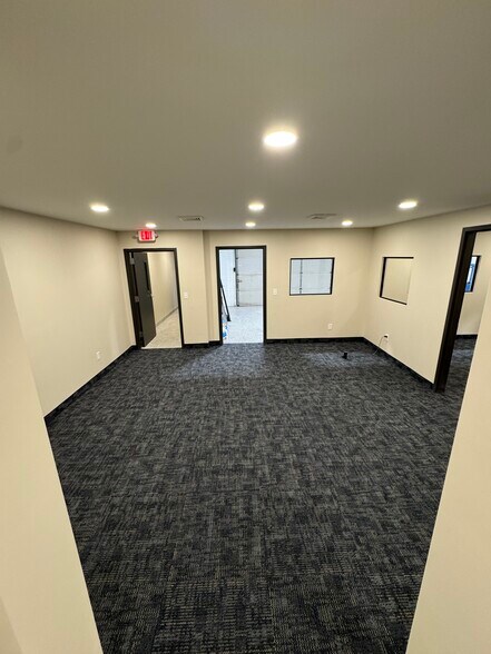 More Photos Of 629-631 Minnesota Dr, Troy Warehouse For Lease