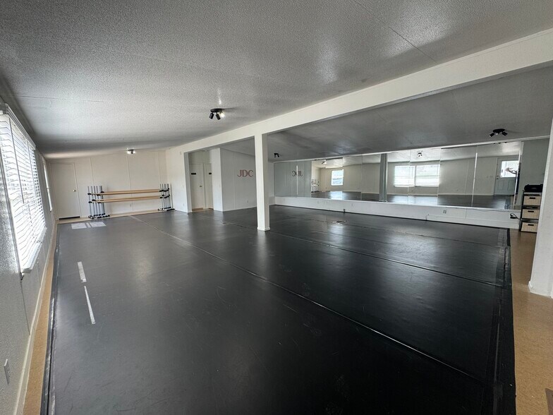 More Photos Of 3001 E Highway 199, Springtown Flex For Lease