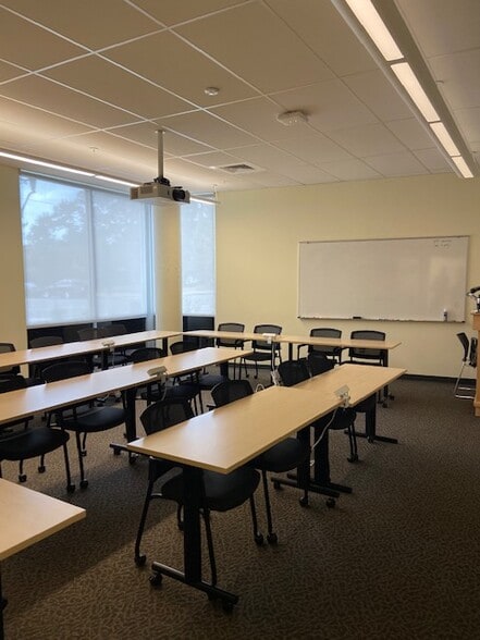 More Photos Of 323 Garfield St S, Parkland Apartments For Lease