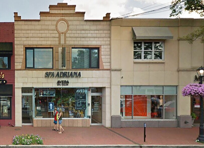 More Photos Of 266 Main St, Huntington Storefront For Lease