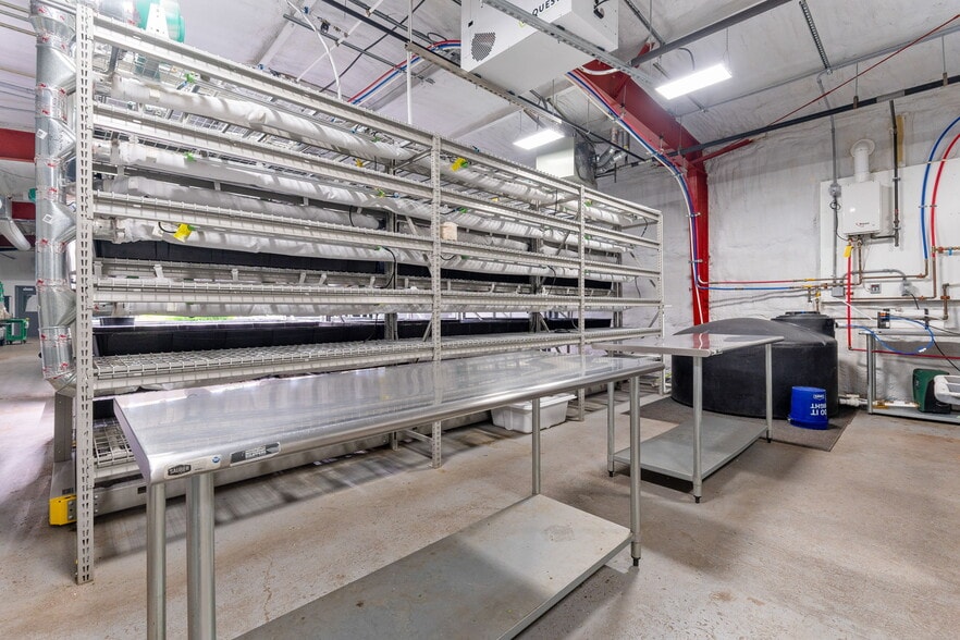 More Photos Of 876 N 20th St, Columbus Warehouse For Lease