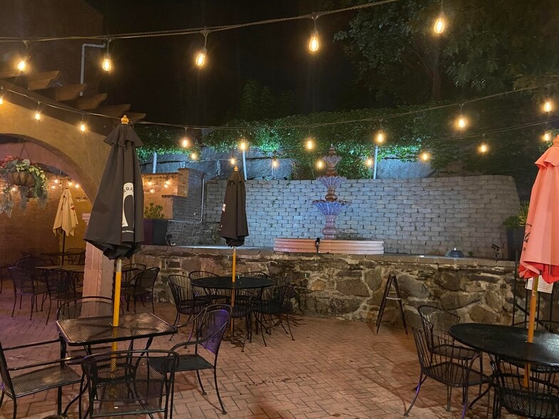 More Photos Of 300 Derby St, Salem Restaurant For Lease