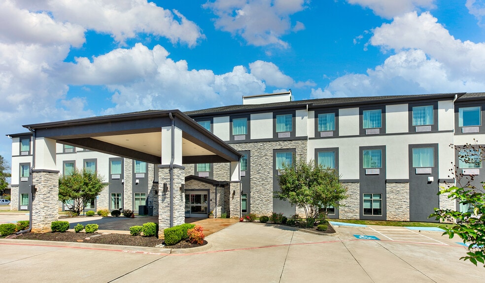 More Photos Of 615 City Center Way, Longview Hotel For Sale