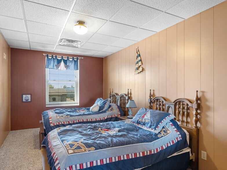 More Photos Of 201 Steele St, Algoma Hotel For Sale