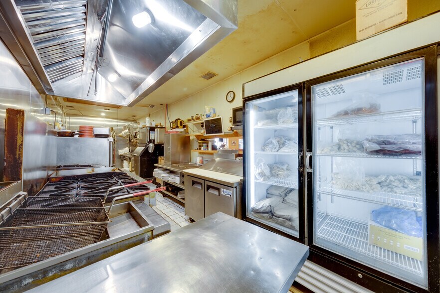 More Photos Of 17589 TX-19 Hwy, Montalba General Retail For Sale
