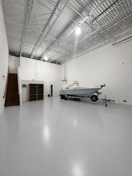 More Photos Of 575 NW Mercantile Pl, Port Saint Lucie Warehouse For Lease