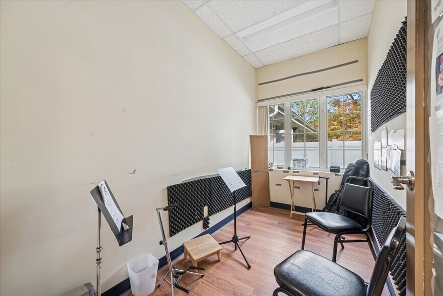 More Photos Of 258 King George Rd, Warren Office For Sale