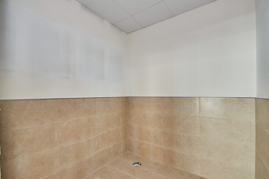 More Photos Of 1598 Long Beach Blvd, Long Beach Storefront Retail Office For Sale