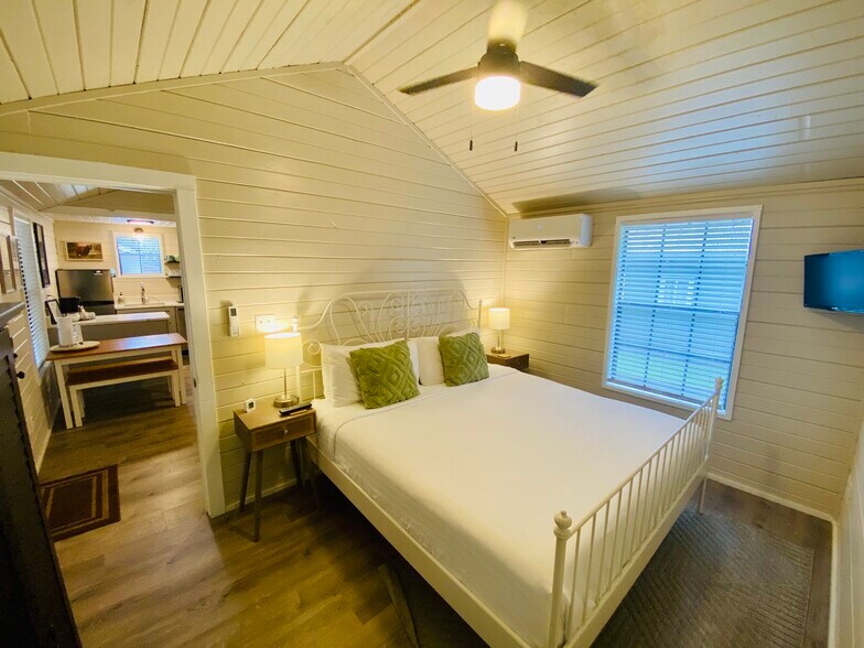 More Photos Of 104 Scudder Ln, Wimberley Hotel For Sale