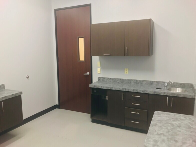 More Photos Of 13107-13141 W Lake Houston Pky, Houston Unknown For Lease