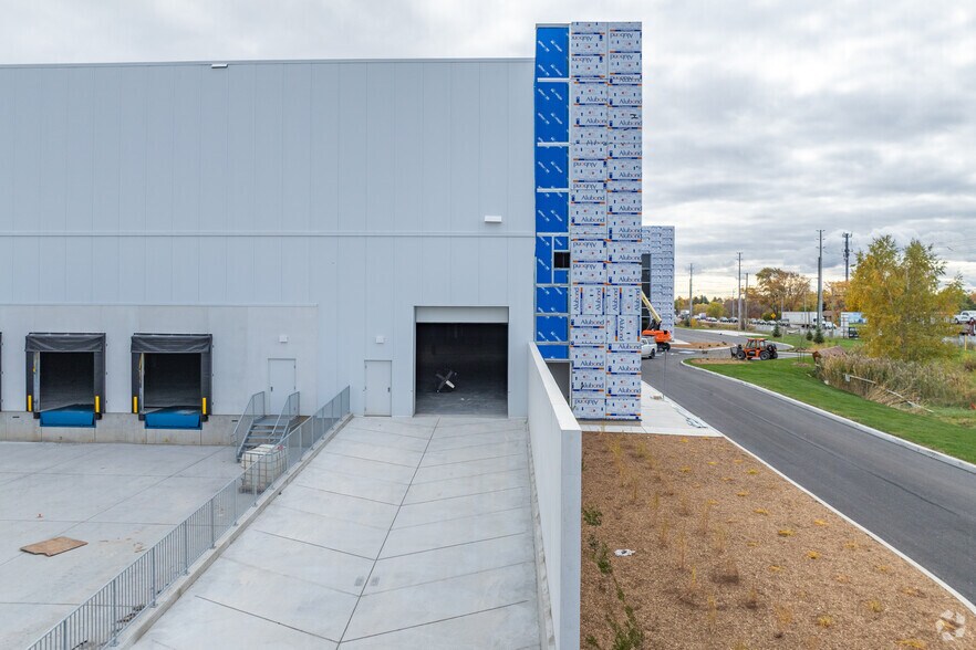 More Photos Of 22 Medicorum Pl, Hamilton Distribution For Lease