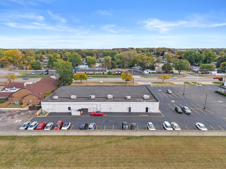 More Photos Of 28565-28585 Schoenherr Rd, Warren Medical For Lease
