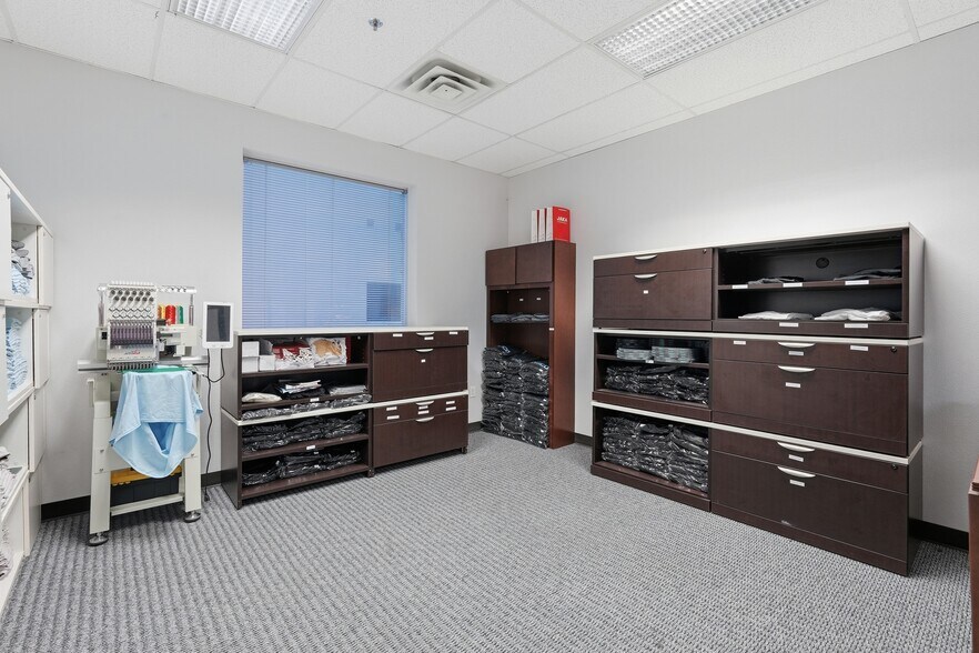 More Photos Of 3401 E Harbour Dr, Phoenix Light Manufacturing For Lease