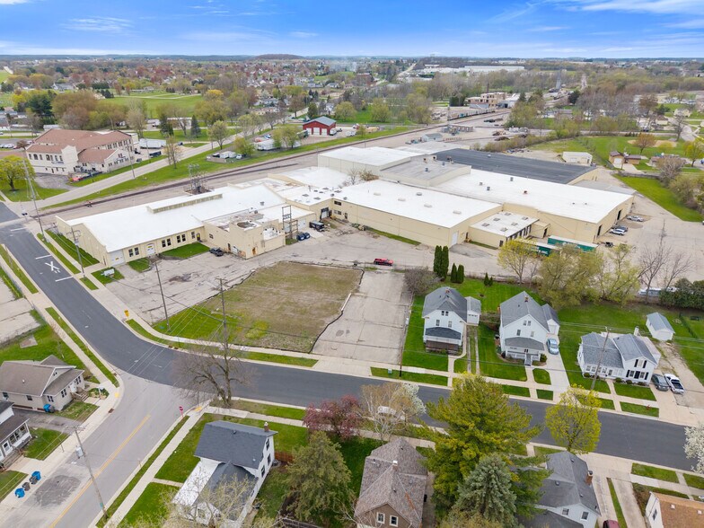 More Photos Of 426 S Montgomery St, Watertown Manufacturing For Lease