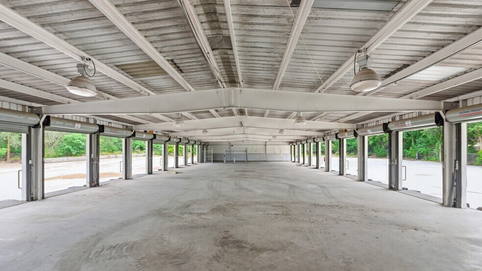 More Photos Of 2900 E Oak Springs Dr, Austin Distribution For Lease