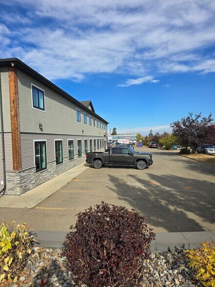 More Photos Of 110 Pelican Pl, Sylvan Lake Office For Lease