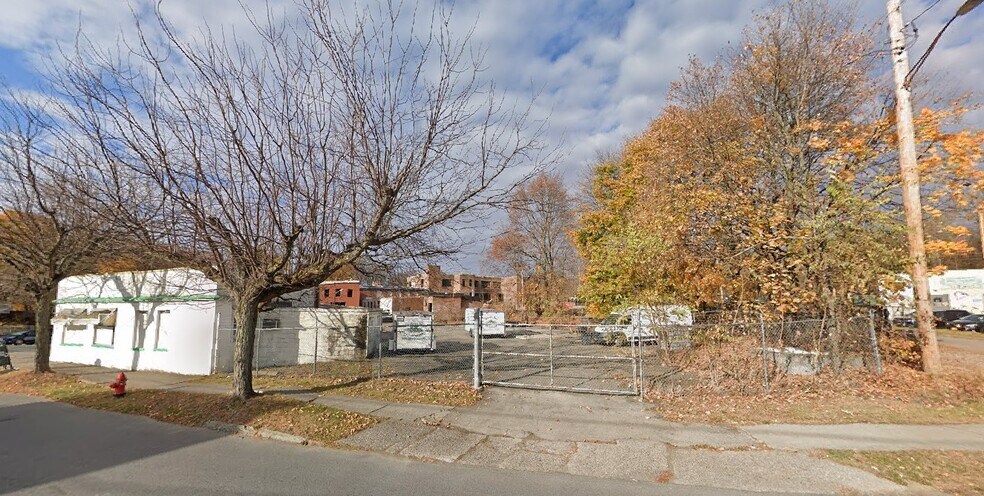 More Photos Of 154 Garden St, Poughkeepsie Showroom For Lease