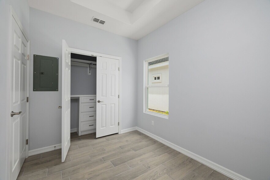 More Photos Of 416 E Acacia St, Alamo Multifamily For Sale