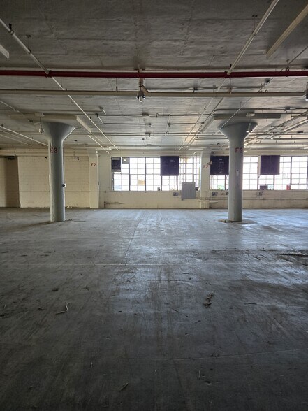 More Photos Of 1717 Troutman St, Ridgewood Warehouse For Lease