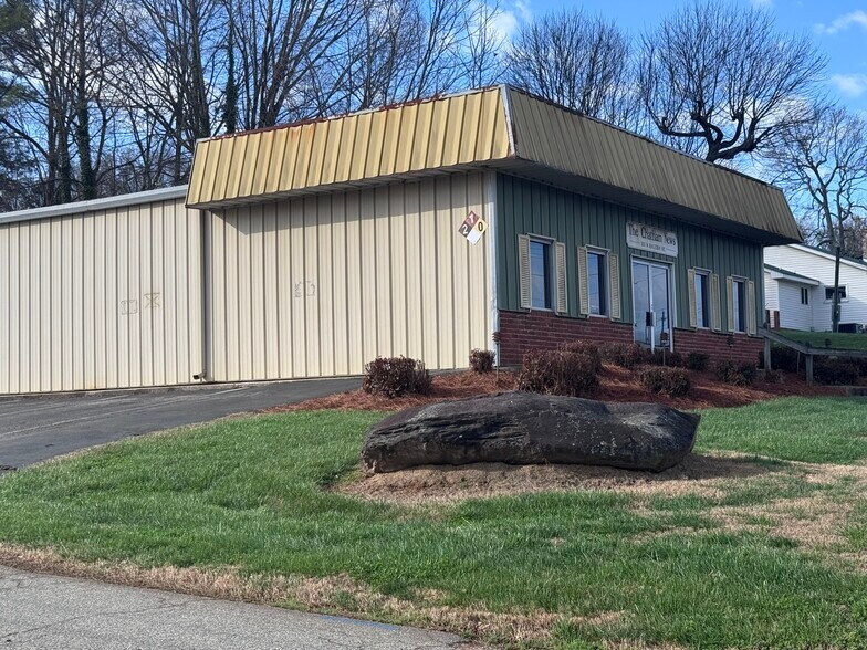 More Photos Of 303 W Raleigh St, Siler City Flex For Sale