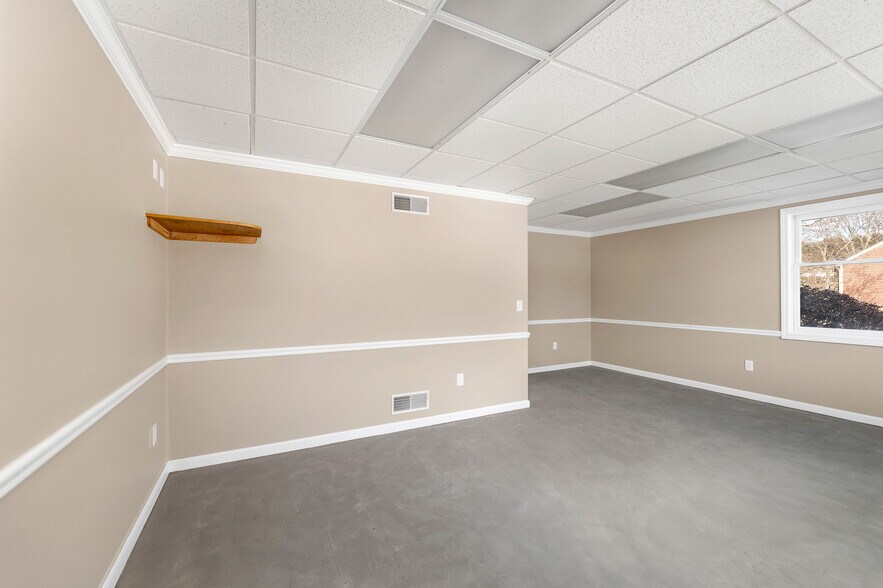 More Photos Of 5 Buttrick Rd, Londonderry Office For Lease