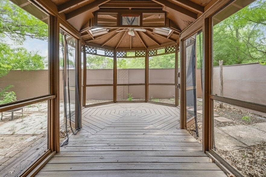 More Photos Of 211 Second St, Denton Flex For Sale