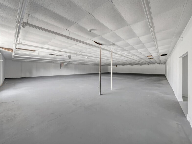 More Photos Of 19276 Hartford St, Edison Freestanding For Sale